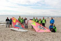 Nach einigen Trockenübungen an Land und einem kurzen Treff fürs Gruppenfoto ging es für die Surfschüler*innen aufs Wasser.