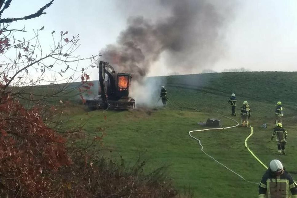 Der Kettenbagger brannte komplett aus.