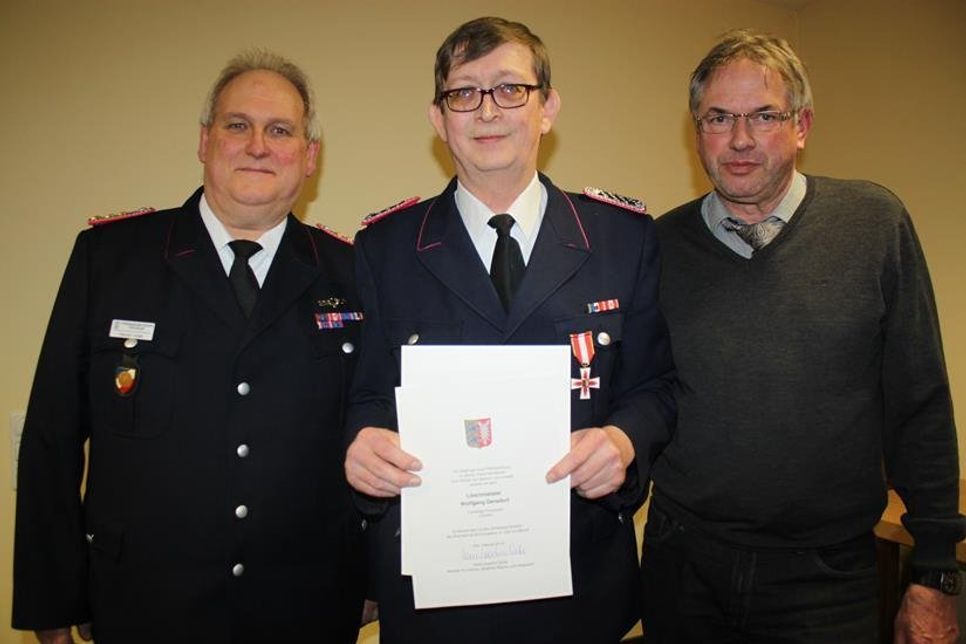 Für 40 Jahre treue Pflichtererfüllung im aktiven Dienst wurde Wolfgang Gersdorf (Mitte) mit dem Brandschutz-Ehrenzeichen in Gold am Bande ausgezeichnet. Es gratulierten Bürgermeister Klaus Winter und Ortswehrführer Hartmut Junge.