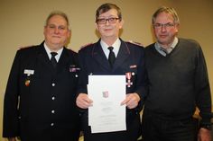 Für 40 Jahre treue Pflichtererfüllung im aktiven Dienst wurde Wolfgang Gersdorf (Mitte) mit dem Brandschutz-Ehrenzeichen in Gold am Bande ausgezeichnet. Es gratulierten Bürgermeister Klaus Winter und Ortswehrführer Hartmut Junge.