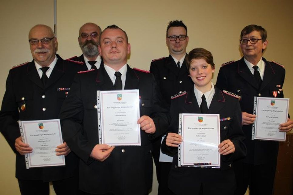 Geehrte Feuerwehrmitglieder für langjährige Treue.