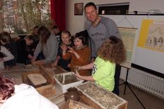 Die Kinder sägten und bohrten eifrig Stängel und Holz oder beschmierten Steine mit Lehm.