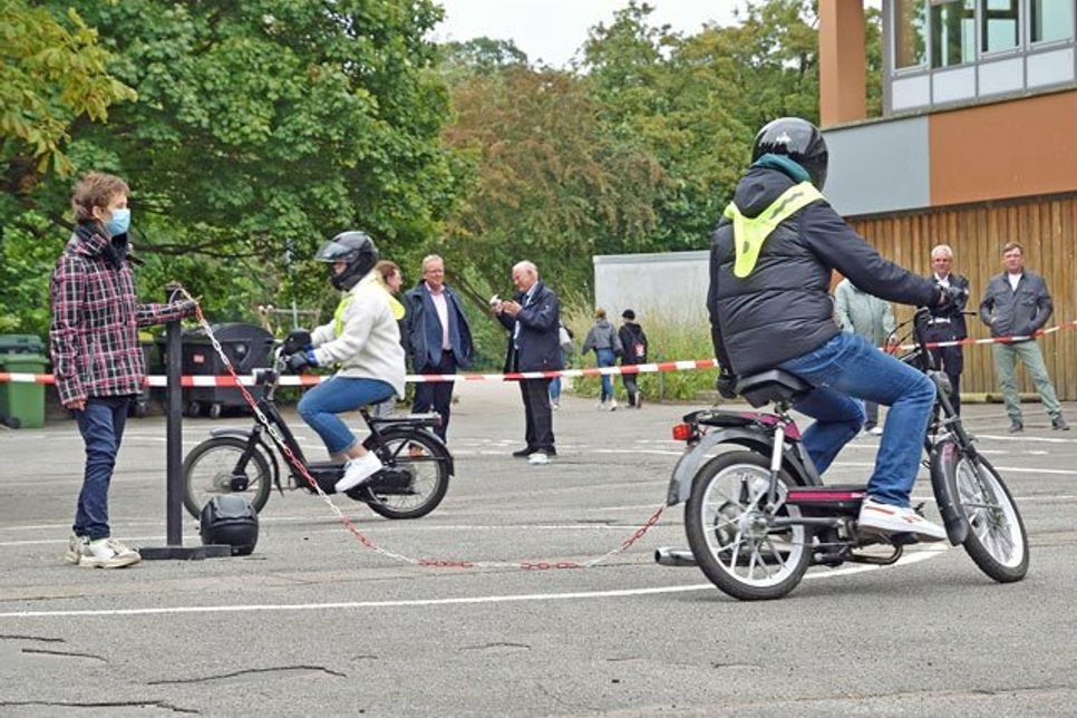 An die „Longe“ genommen: Nicht jeder traut sich auf Anhieb, die Kette zu greifen und im Kreisel zu fahren.