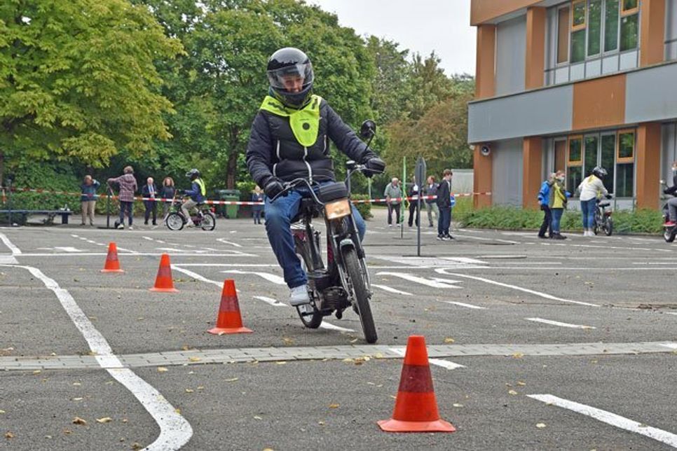 Hütchen-Slalom erwies sich als Herausforderung auf dem Übungsparcours.