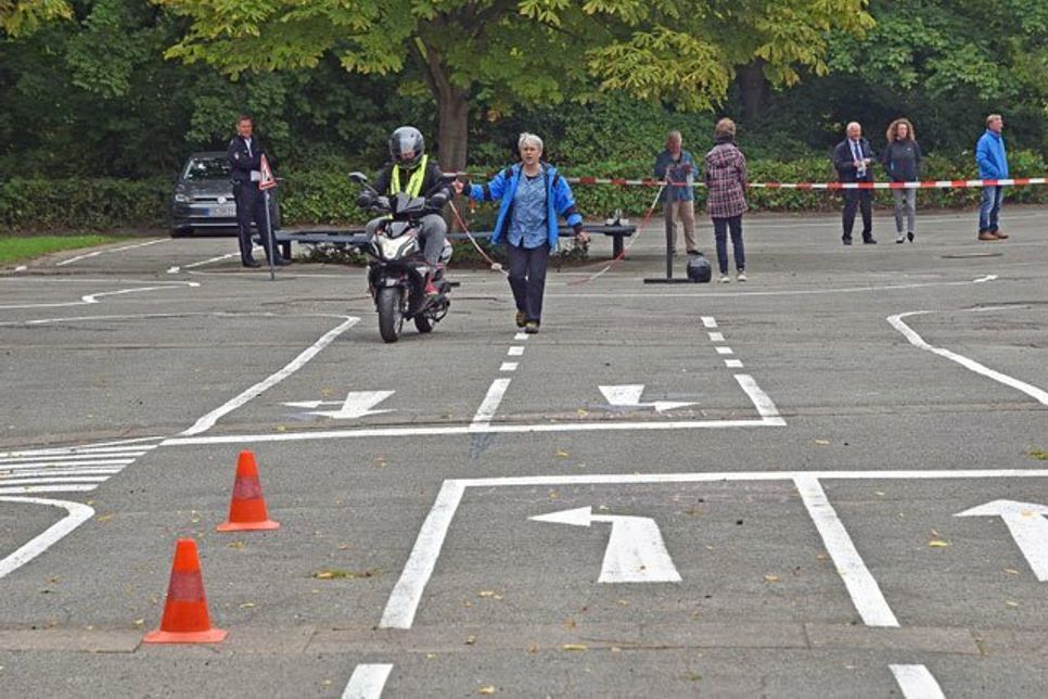 Die Kursteilnehmer boten zur Eröffnung des neuen Verkehrsübungsplatzes Einblicke in die Fahrpraxis.