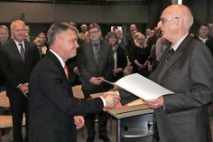 Hans-Hermann Dube, Referatsleiter des Ministeriums für Schule und Berufsbildung, überreicht Thomas Panten (lks.) die Ernennungsurkunde zum Schulrat.