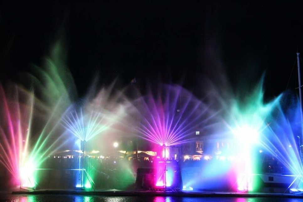 Die Wassershow „Flames of Water“ erstrahlte zuletzt 2017 im Neustädter Hafen.