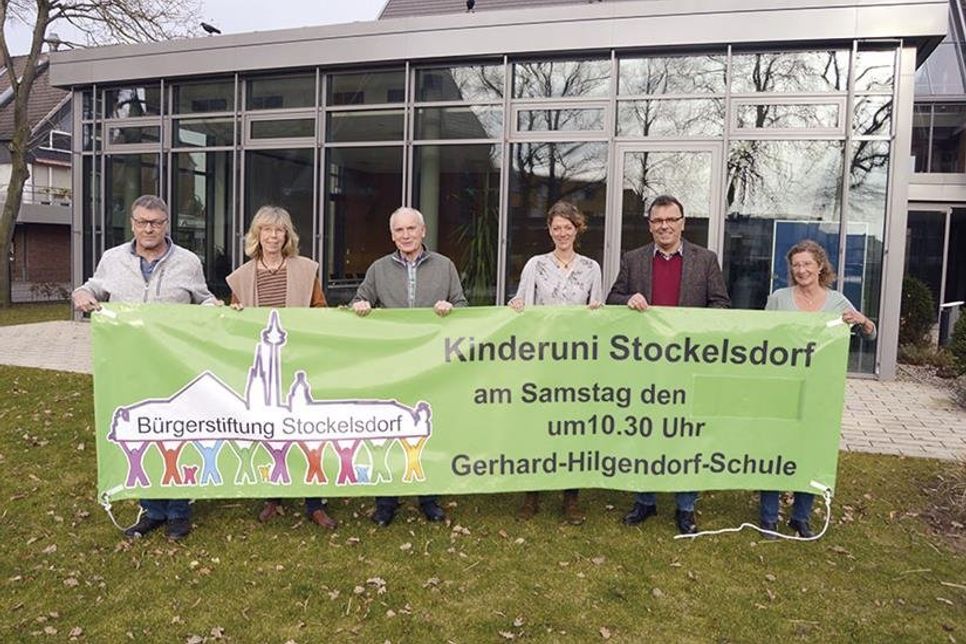 Gemeinsam mit Spender Jan Bendfeldt (l.) und Stefanie Hönig (3.v.r.) von der Bürgerstiftung Ostholstein präsentieren Angela Prühs (v.r.), Manfred Beckmann, Volker Olbers und Brigitte Rahlf-Behrmann aus dem Vorstand der Bürgerstiftung Stockelsdorf das neue Spannband. (Foto: Stefan Setje-Eilers)