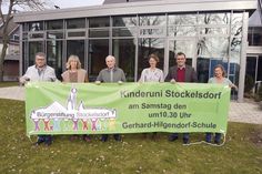 Gemeinsam mit Spender Jan Bendfeldt (l.) und Stefanie Hönig (3.v.r.) von der Bürgerstiftung Ostholstein präsentieren Angela Prühs (v.r.), Manfred Beckmann, Volker Olbers und Brigitte Rahlf-Behrmann aus dem Vorstand der Bürgerstiftung Stockelsdorf das neue Spannband. (Foto: Stefan Setje-Eilers)