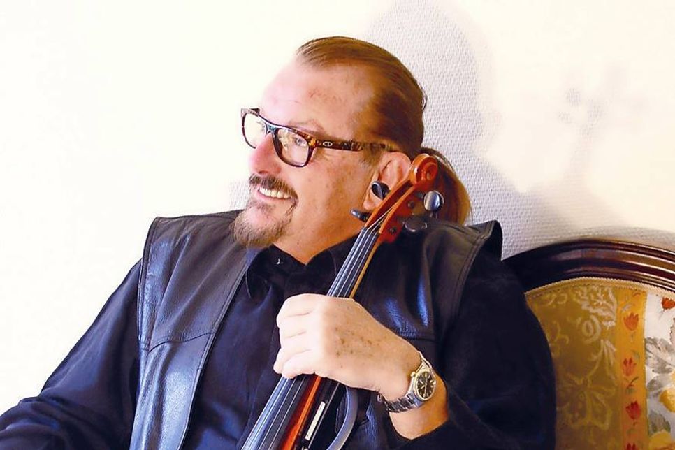 Entertainer Peter Strothmann präsentiert am Samstag sein Weihnachtsprogramm bei der „Küsten-Wiehnacht“ im weihnachtlich geschmückten Travemünder Strandbahnhof. (Foto: Veranstalter)