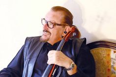 Entertainer Peter Strothmann präsentiert am Samstag sein Weihnachtsprogramm bei der „Küsten-Wiehnacht“ im weihnachtlich geschmückten Travemünder Strandbahnhof. (Foto: Veranstalter)