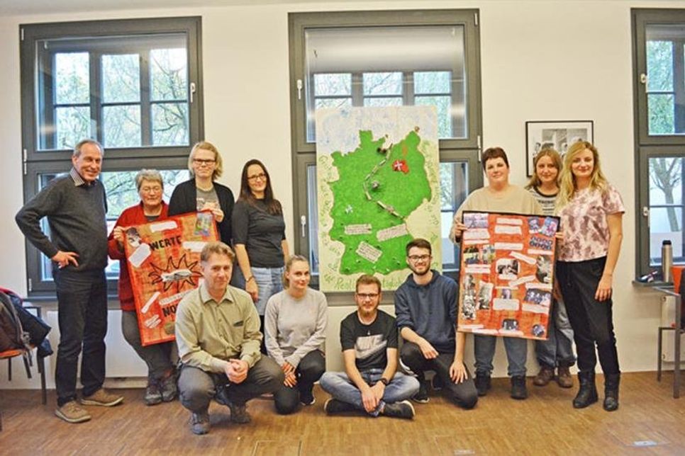 Die Schüler mit ihren museumspädagogischen Gestaltungsarbeiten und Frau Ohsoling und Henning Looft