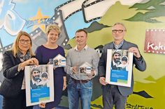 Freuen sich auf die Benefizveranstaltung Annemarie Krause-Guntrum (l.) und Michael Schopenhauer (r.) aus dem Vorstand des Kommunalen Kinos Bad Schwartau mit Kinobetreiber Lars Roman Paech und Dr. Sabine Pfeifer, Geschäftsführerin der Albertinen-Stiftung.