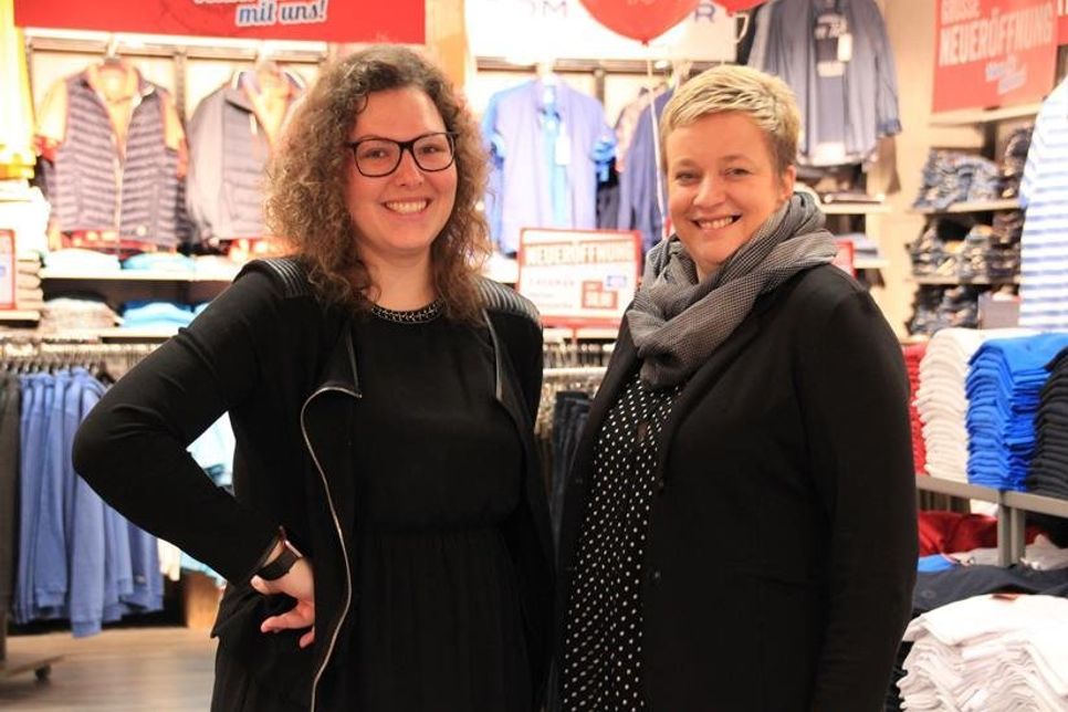 Lea-Sophie Thies, Marketing, und Ivonne Ortmann freuen sich über den gelungenen Umbau des kleinen Schmuckstückes.