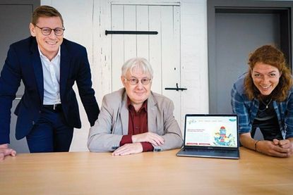 Stiftungen der Sparkasse Holstein (v.l.n.r.: Steffen Müller – Sparkasse Holstein, Jörg Schumacher – Stiftungen der Sparkasse Holstein, Stefanie Hönig – Erlebnis Küchengarten Schloss Eutin)