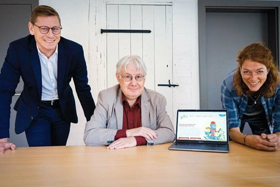 Stiftungen der Sparkasse Holstein (v.l.n.r.: Steffen Müller – Sparkasse Holstein, Jörg Schumacher – Stiftungen der Sparkasse Holstein, Stefanie Hönig – Erlebnis Küchengarten Schloss Eutin)