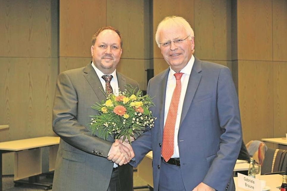 Wachwechsel auf dem Chefsessel der Kreisverwaltung: Timo Gaarz (lks.) wird am 3. Juli Landrat Reinhard Sager beerben, der nach 22 Jahren für eine Wiederwahl nicht zur Verfügung stand.  (Foto: Patrick Rahlf)