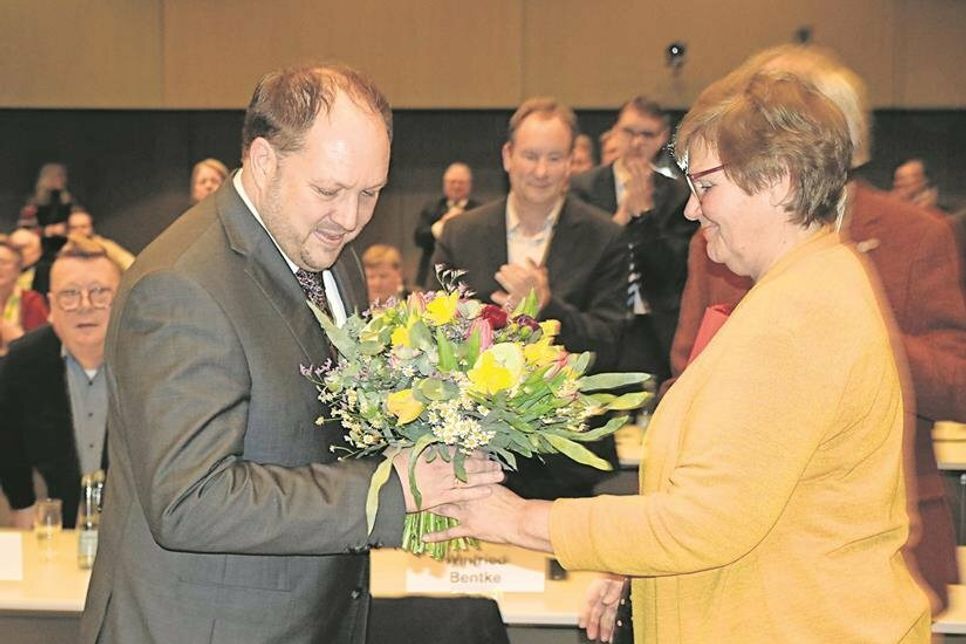 War die erste Gratulantin: CDU-Kreisgeschäftsführerin Petra Kirner überreichte dem neuen Landrat Timo Gaarz einen Strauß Blumen. (Foto: Patrick Rahlf)