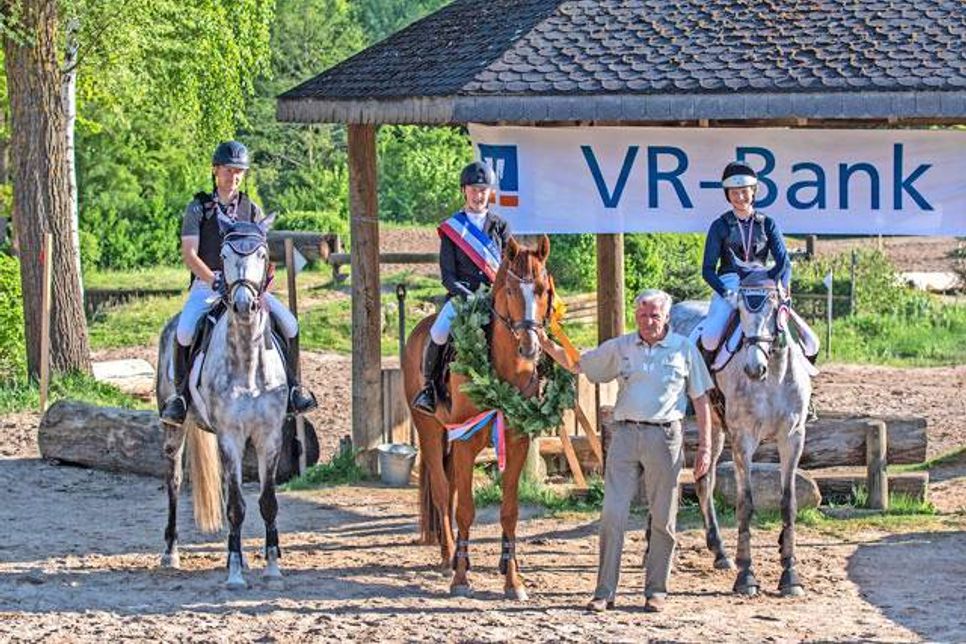 Chiara Sophie Graage und Peppermint errangen die Goldmedaille in der Kreismeisterschaft der LK V4,5 2018.