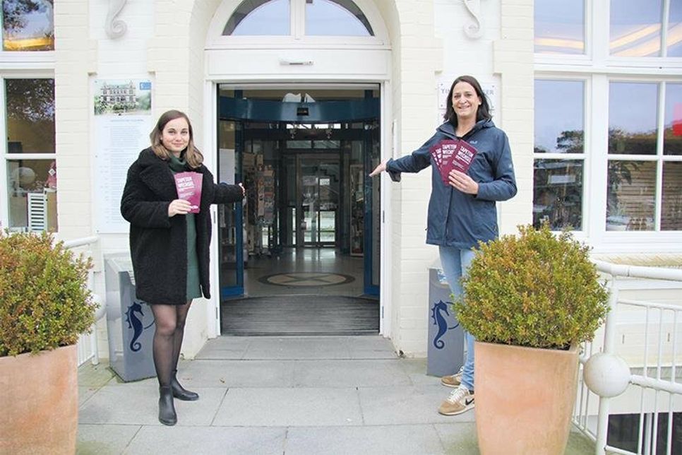 Erstmals beteiligt sich die TSNT GmbH bei der Aktion „Tapetenwechsel: Einheimische in ihrer eigenen Region“ der LTM GmbH, worüber sich Hannah Block (links) und Silke Symoniak von der TSNT GmbH freuen.