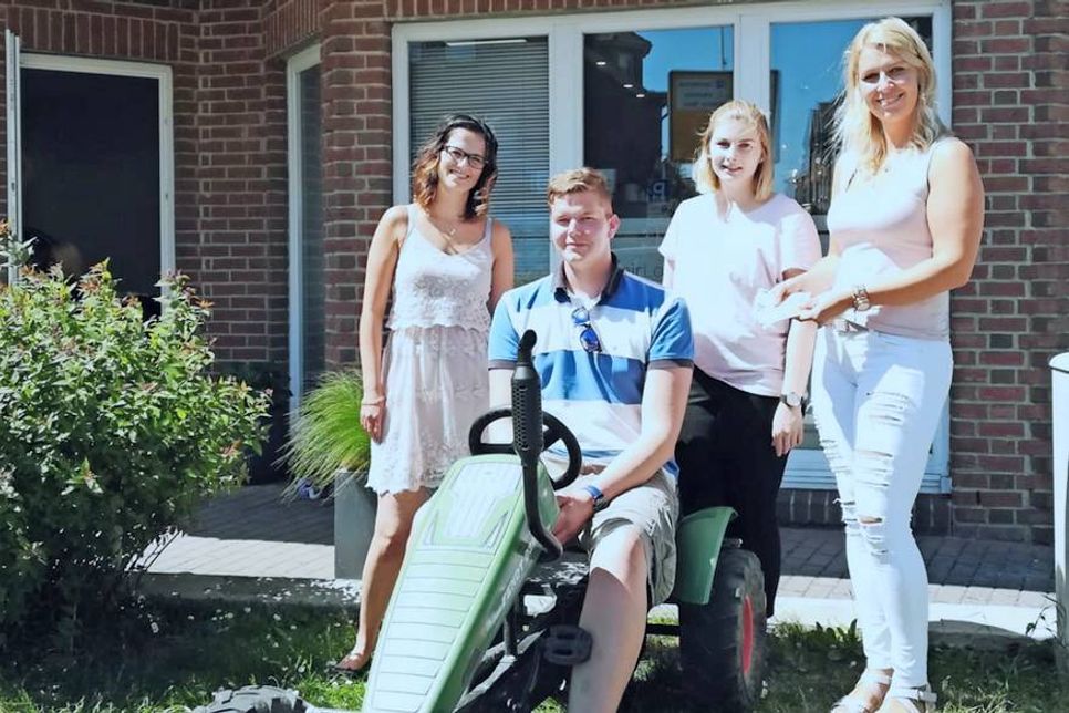 Tim Muchow mit dem Team der „HairLounge“ Vivien Schwab, Melanie Soppa und Ann-Kathrin Brückel (hi. v. lks.).