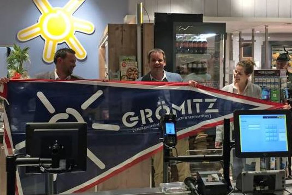 Inhaber Dirk Wähler mit Bürgermeister Mark Burmeister und Touristikleiterin Janina Kononov (v. lks.).