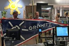 Inhaber Dirk Wähler mit Bürgermeister Mark Burmeister und Touristikleiterin Janina Kononov (v. lks.).
