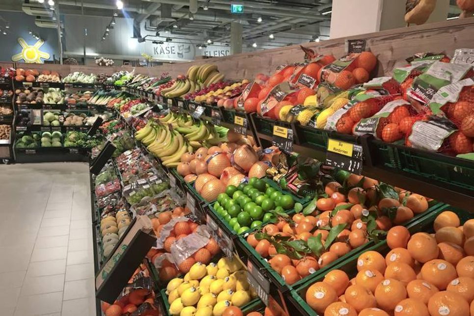 Frisches Obst und Gemüse in maritimer Atmosphäre.