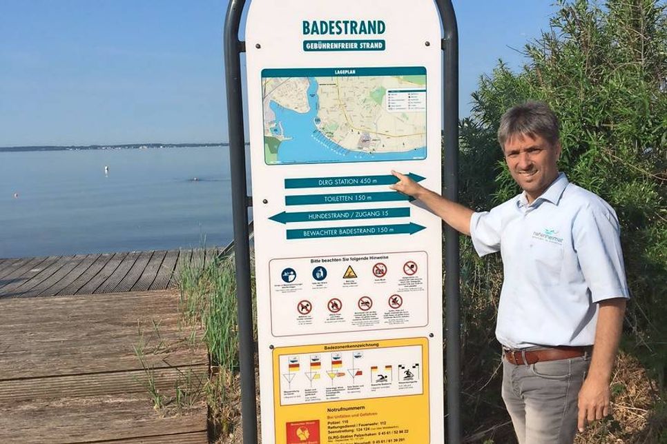 Stephan Reil vom Tourismus-Service freut sich, dass die Informationsschilder noch rechtzeitig vor der Hauptsaison aufgestellt werden konnten.