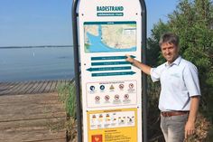 Stephan Reil vom Tourismus-Service freut sich, dass die Informationsschilder noch rechtzeitig vor der Hauptsaison aufgestellt werden konnten.