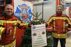 Malte Levgrün und Sebastian Levgrün (re.) freuen sich: Die Feuerwehr Scharbeutz verkauft in diesem Jahr direkt am Feuerwehrgerätehaus.