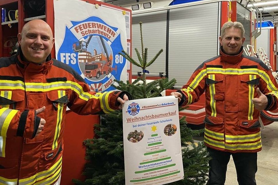 Malte Levgrün und Sebastian Levgrün (re.) freuen sich: Die Feuerwehr Scharbeutz verkauft in diesem Jahr direkt am Feuerwehrgerätehaus.