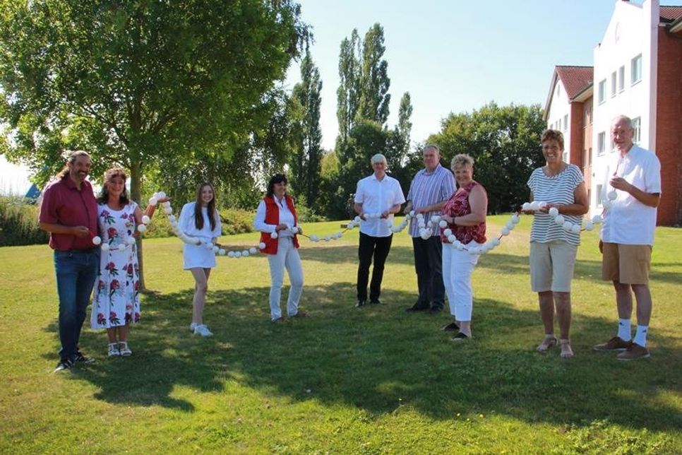Verwalten eine Perlenkette von attraktiven Liegenschaften entlang der Ostseeküste: Tore und Kerstin Path mit ihrer Auszubildenden Sophie Möller, Jutta Schröder (Buchhaltung), Jörg Heise (WEG-Verwaltung), Heinz Büsing (Buchhaltung), Stephanie Danitz (Sekretariat) sowie Waltraut und Wolfgang Franke (v. lks.)