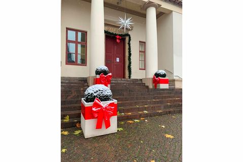 Auch die Weihnachtssitzung der Stadtverordnetenversammlung fand coronabedingt nicht im Sitzungssaal im Rathaus statt, sondern wurde in der Aula der Jacob-Lienau-Schule und an den Bildschirmen zuhause als Hybridsitzung abgehalten.