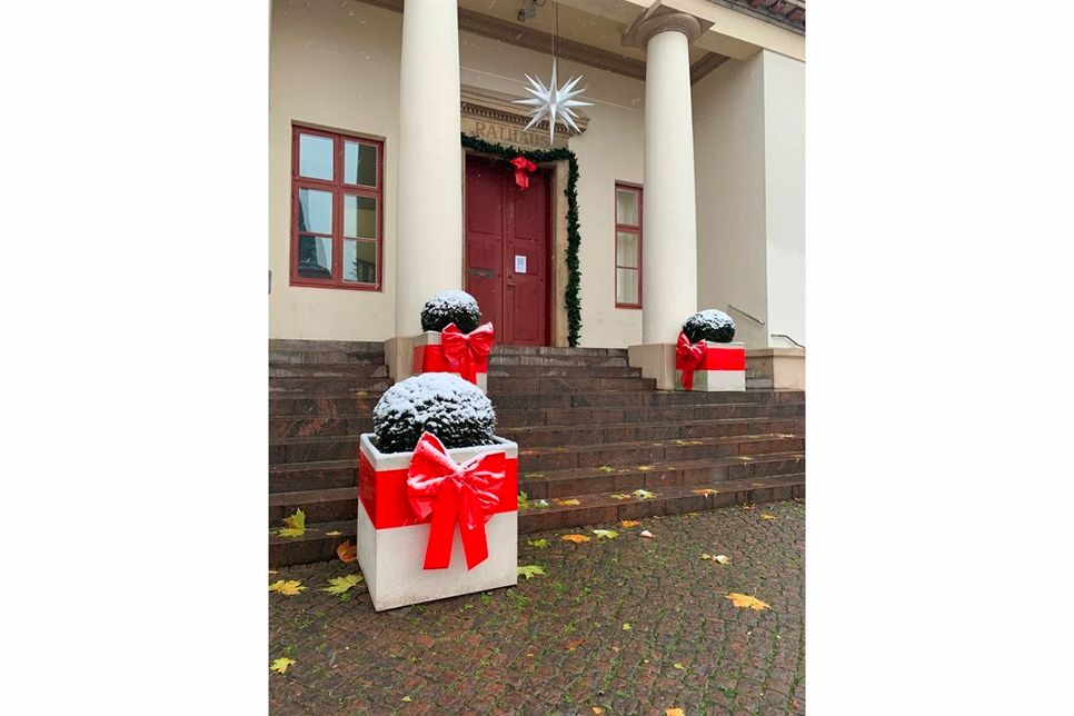 Auch die Weihnachtssitzung der Stadtverordnetenversammlung fand coronabedingt nicht im Sitzungssaal im Rathaus statt, sondern wurde in der Aula der Jacob-Lienau-Schule und an den Bildschirmen zuhause als Hybridsitzung abgehalten.