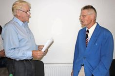 Winfried Saak (re.) während der Vereidigung durch Peter Seehusen.