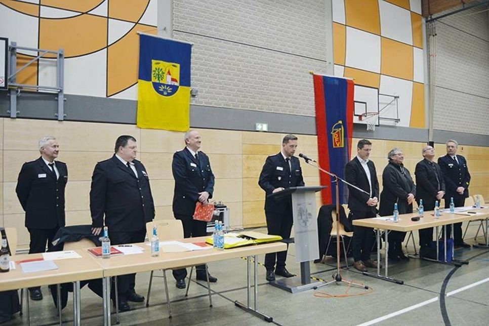 Nach 13-jähriger Tätigkeit wurde Marco Krebs als Schriftführer (3.v.l.) der Gemeindewehr Ratekau verabschiedet: Knut Hansen (v.l.) und Dirk Westphal (stellvertretende Gemeindewehrführer), Gemeindewehrführer Christian Ziemann, Bürgermeister Thomas Keller, Bürgervorsteherin Gaby Spiller, Ordnungsamtsleiter Heiko Laskowski und der stellvertretende Kreiswehrführer Lars Wellmann.
