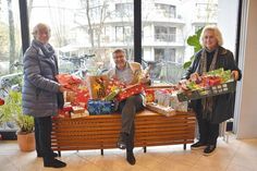 Timmendorfer Strands Bürgermeister Sven Partheil-Böhnke bei der Übergabe der Weihnachtsgeschenke vom „Rathaus-Wunschbaum“ an Barbara Bergmann („Kinderherz e.V.“, links) und Christine Gebauer („Sternenbrücke“).