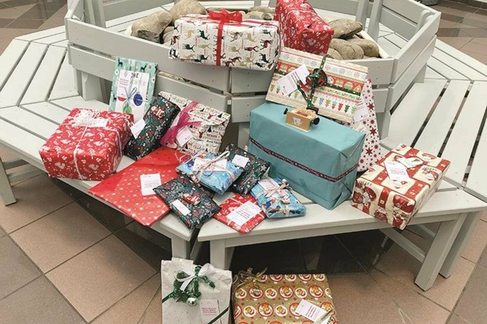 21 schön verpackte Weihnachtsgeschenke nach der Wunschbaum-Aktion in der Sparkassen-Filiale in Timmendorfer Strand.