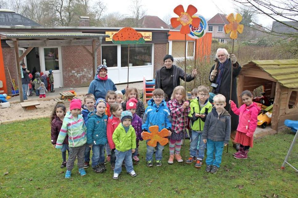 Kindergartenkinder, Erzieherinnen und Wolf Wilder haben auf dem Gelände des Kindergartens in Lensahn die ersten bemalten Schilder aufgestellt.