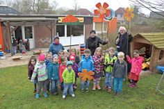 Kindergartenkinder, Erzieherinnen und Wolf Wilder haben auf dem Gelände des Kindergartens in Lensahn die ersten bemalten Schilder aufgestellt.