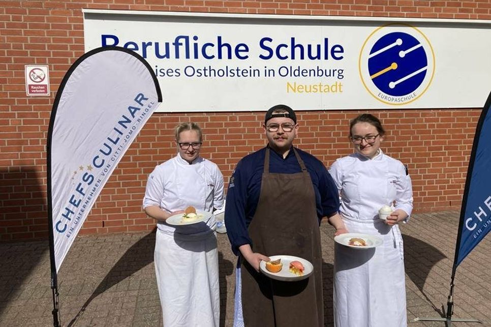 V. lks.: Jasmin Sternitzky (Platz 3), Lennart Pietschmann (Platz 1) und Yelyzaveta Osypenko (Platz 2).