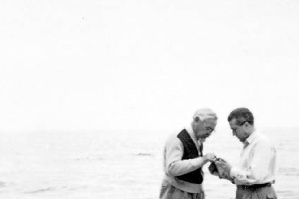 Karl Schmidt-Rottluff und Günter Machemehl am Sierksdorfer Strand. (Foto: Archiv Machemehl-Jenett).