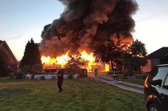 Vorrangiges Ziel der Feuerwehr-Einsatzkräfte war es, die umliegenden Gebäude zu schützen.