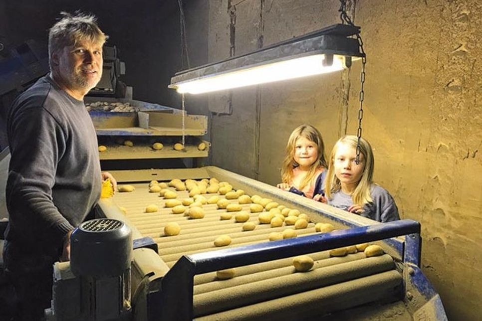 Wolf-Heinrich Schumacher kontrolliert mit Henrike und Emma (v.l.) die Ernte.