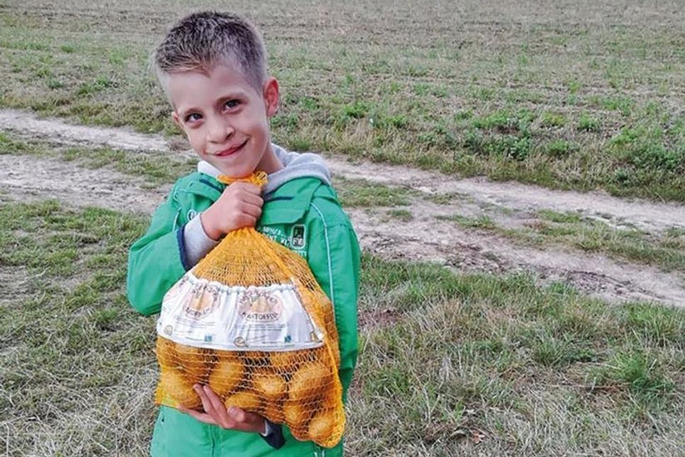 Luca-Joel hilft tatkräftig bei der Kartoffelernte mit.