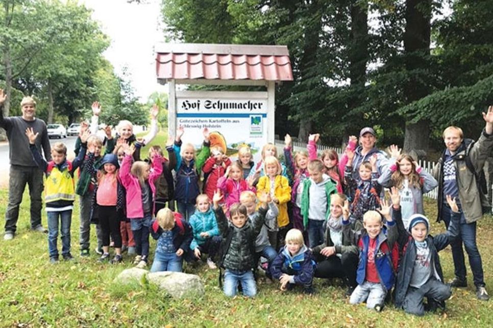 Die zweite Klasse der Heinrich-Harms-Grundschule bedankt sich beim Hof Schumacher für das eindrucksvolle Erlebnis: „Das war toll!“