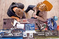 „Reparatur Cafés“ zeigen gerade auch jungen Besuchern, wie man kaputte Sachen wieder flott bekommen kann – vom ferngesteuerten Fahrzeug bis zum quietschenden Skateboard. Mit Feuereifer kann gelötet und geschraubt werden.