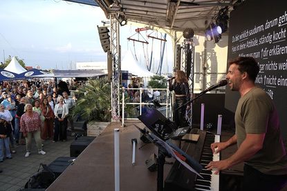 Unterstützt durch Keyboard und eingeblendete Liedtexte wurde beim Hafenfest gemeinsam gesungen.