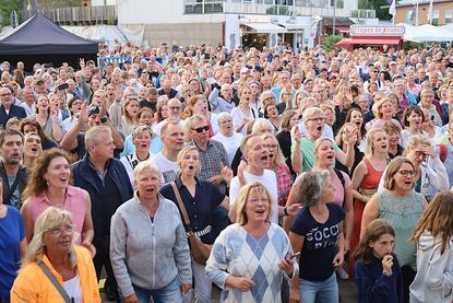Hunderte Besucherinnen und Besucher sangen beim Mitsingkonzert begeistert mit.